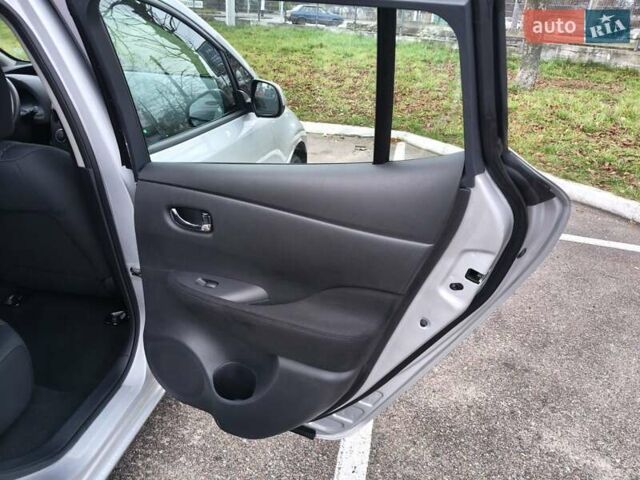 Серый Ниссан Лиф, объемом двигателя 0 л и пробегом 46 тыс. км за 7500 $, фото 22 на Automoto.ua