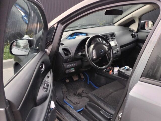 Серый Ниссан Лиф, объемом двигателя 0 л и пробегом 196 тыс. км за 5499 $, фото 4 на Automoto.ua