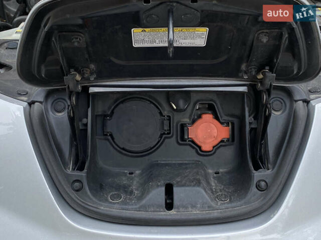 Серый Ниссан Лиф, объемом двигателя 0 л и пробегом 147 тыс. км за 4400 $, фото 15 на Automoto.ua