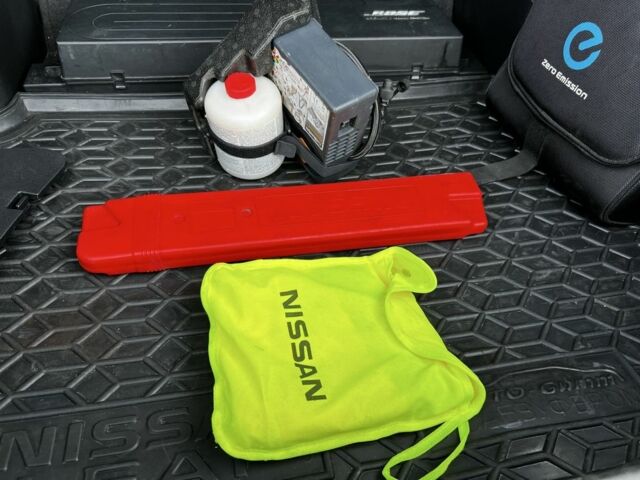 Серый Ниссан Лиф, объемом двигателя 0 л и пробегом 124 тыс. км за 7777 $, фото 9 на Automoto.ua