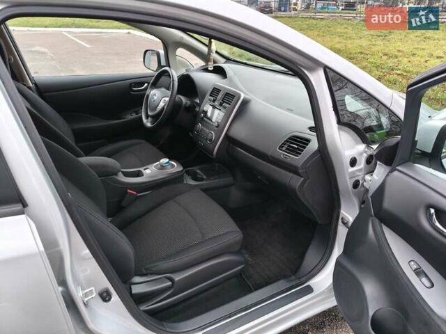 Серый Ниссан Лиф, объемом двигателя 0 л и пробегом 46 тыс. км за 7500 $, фото 26 на Automoto.ua