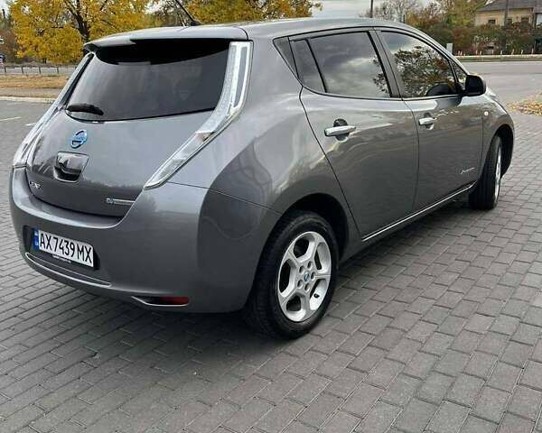 Серый Ниссан Лиф, объемом двигателя 0 л и пробегом 142 тыс. км за 12500 $, фото 7 на Automoto.ua