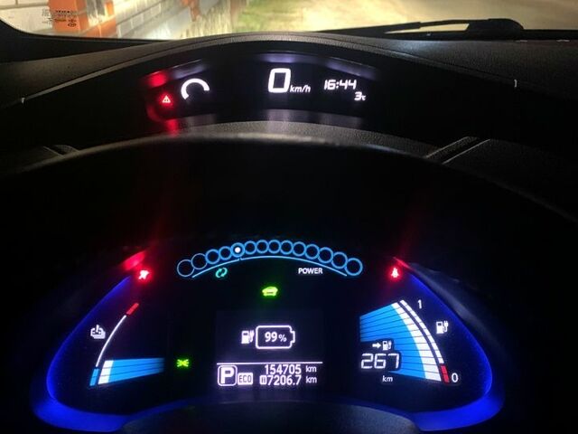 Серый Ниссан Лиф, объемом двигателя 0 л и пробегом 154 тыс. км за 9600 $, фото 11 на Automoto.ua