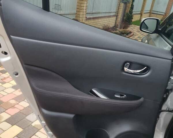 Серый Ниссан Лиф, объемом двигателя 0 л и пробегом 126 тыс. км за 7500 $, фото 65 на Automoto.ua