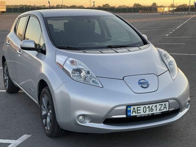 Сірий Ніссан Ліф, об'ємом двигуна 0 л та пробігом 125 тис. км за 8800 $, фото 4 на Automoto.ua