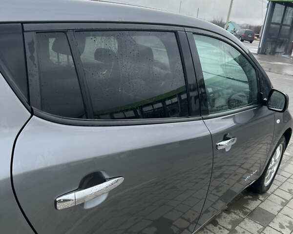 Серый Ниссан Лиф, объемом двигателя 0 л и пробегом 173 тыс. км за 6600 $, фото 3 на Automoto.ua