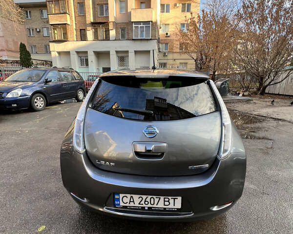 Серый Ниссан Лиф, объемом двигателя 0 л и пробегом 85 тыс. км за 7000 $, фото 4 на Automoto.ua