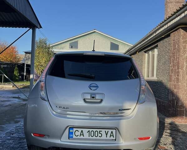 Сірий Ніссан Ліф, об'ємом двигуна 0 л та пробігом 122 тис. км за 8000 $, фото 5 на Automoto.ua