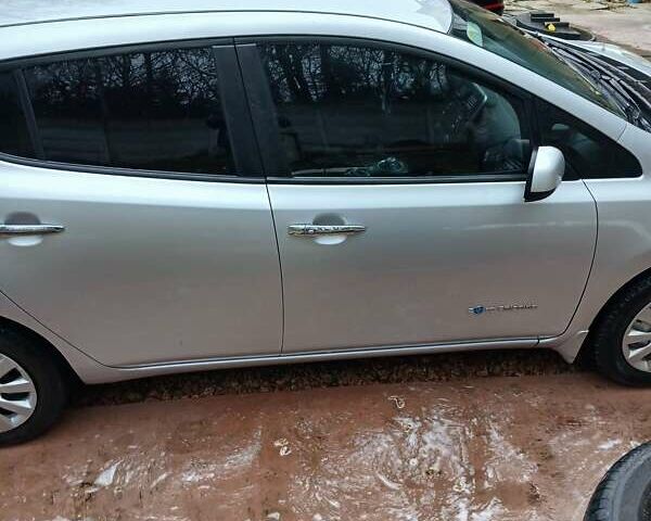 Серый Ниссан Лиф, объемом двигателя 0 л и пробегом 122 тыс. км за 6900 $, фото 3 на Automoto.ua