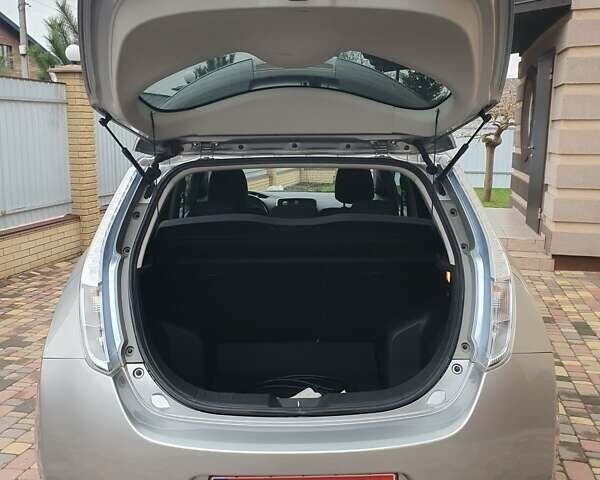 Серый Ниссан Лиф, объемом двигателя 0 л и пробегом 126 тыс. км за 7500 $, фото 51 на Automoto.ua