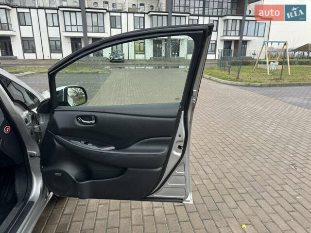 Сірий Ніссан Ліф, об'ємом двигуна 0 л та пробігом 75 тис. км за 7500 $, фото 24 на Automoto.ua