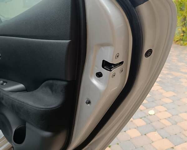 Ниссан Лиф 2014 в Ровно на Automoto.ua Серый Ниссан Лиф, объемом двигателя 0 л и пробегом 118 тыс. км за 5700 $, фото 46 на Automoto.ua