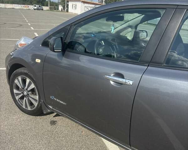 Серый Ниссан Лиф, объемом двигателя 0 л и пробегом 140 тыс. км за 7400 $, фото 12 на Automoto.ua