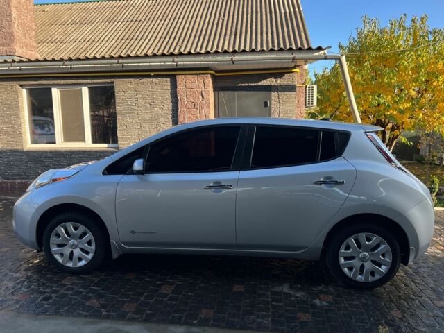 Сірий Ніссан Ліф, об'ємом двигуна 0 л та пробігом 122 тис. км за 8000 $, фото 1 на Automoto.ua