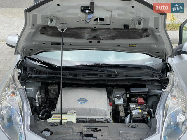 Серый Ниссан Лиф, объемом двигателя 0 л и пробегом 147 тыс. км за 4400 $, фото 14 на Automoto.ua