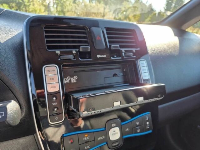 Серый Ниссан Лиф, объемом двигателя 0 л и пробегом 150 тыс. км за 2015 $, фото 10 на Automoto.ua