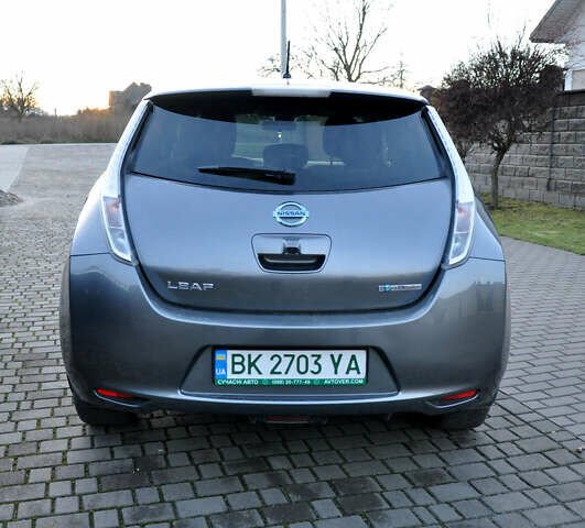 Серый Ниссан Лиф, объемом двигателя 0 л и пробегом 120 тыс. км за 7000 $, фото 5 на Automoto.ua