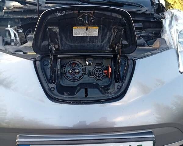 Серый Ниссан Лиф, объемом двигателя 0 л и пробегом 244 тыс. км за 5999 $, фото 3 на Automoto.ua