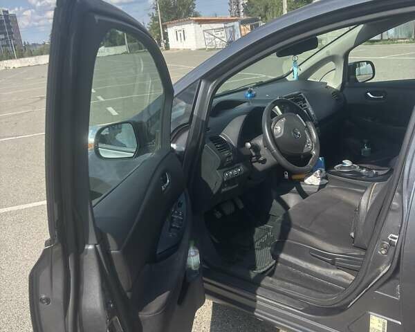 Серый Ниссан Лиф, объемом двигателя 0 л и пробегом 140 тыс. км за 7400 $, фото 19 на Automoto.ua