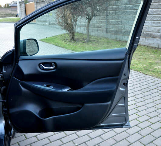 Серый Ниссан Лиф, объемом двигателя 0 л и пробегом 120 тыс. км за 7000 $, фото 10 на Automoto.ua