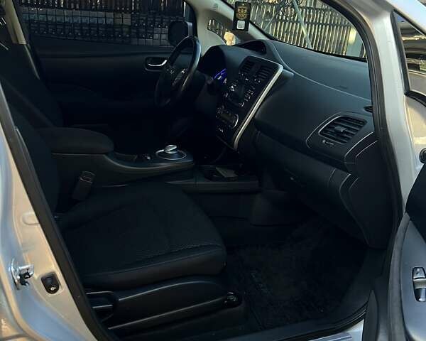 Сірий Ніссан Ліф, об'ємом двигуна 0 л та пробігом 122 тис. км за 8000 $, фото 14 на Automoto.ua