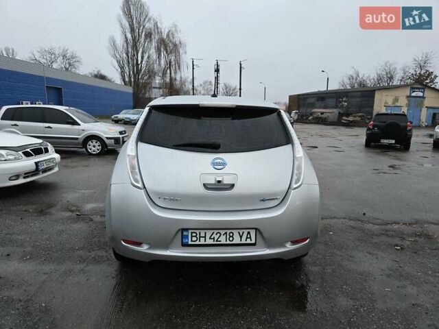 Серый Ниссан Лиф, объемом двигателя 0 л и пробегом 103 тыс. км за 6999 $, фото 4 на Automoto.ua