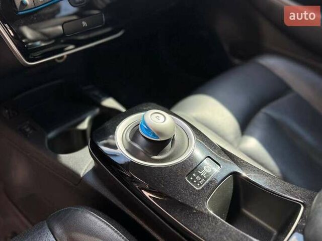 Серый Ниссан Лиф, объемом двигателя 0 л и пробегом 166 тыс. км за 12800 $, фото 13 на Automoto.ua