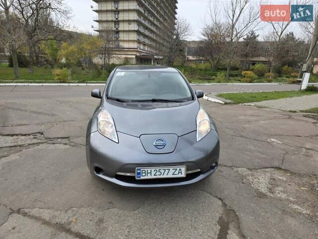 Серый Ниссан Лиф, объемом двигателя 0 л и пробегом 115 тыс. км за 8000 $, фото 5 на Automoto.ua