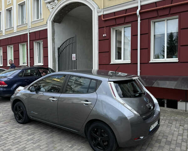 Серый Ниссан Лиф, объемом двигателя 0 л и пробегом 117 тыс. км за 6500 $, фото 4 на Automoto.ua