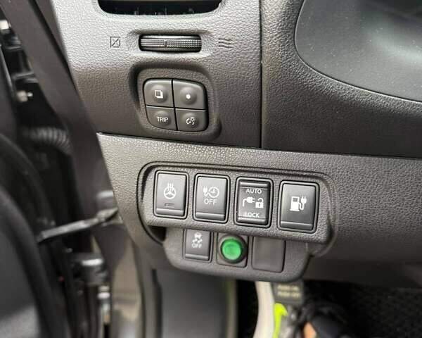 Серый Ниссан Лиф, объемом двигателя 0 л и пробегом 162 тыс. км за 7000 $, фото 10 на Automoto.ua