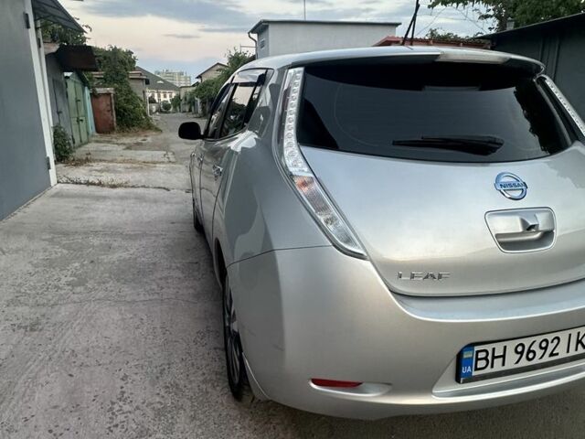 Серый Ниссан Лиф, объемом двигателя 0 л и пробегом 130 тыс. км за 6500 $, фото 4 на Automoto.ua