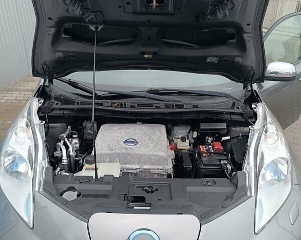 Серый Ниссан Лиф, объемом двигателя 0 л и пробегом 100 тыс. км за 6450 $, фото 34 на Automoto.ua