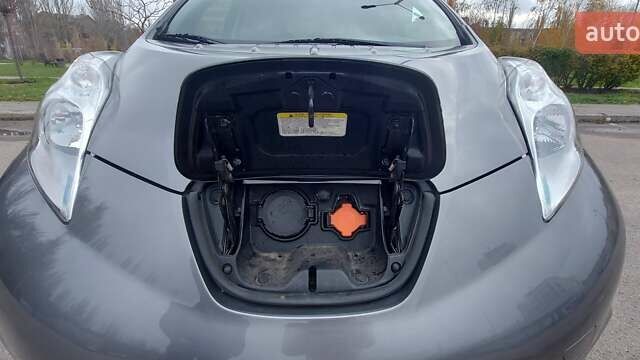 Серый Ниссан Лиф, объемом двигателя 0 л и пробегом 127 тыс. км за 8000 $, фото 17 на Automoto.ua