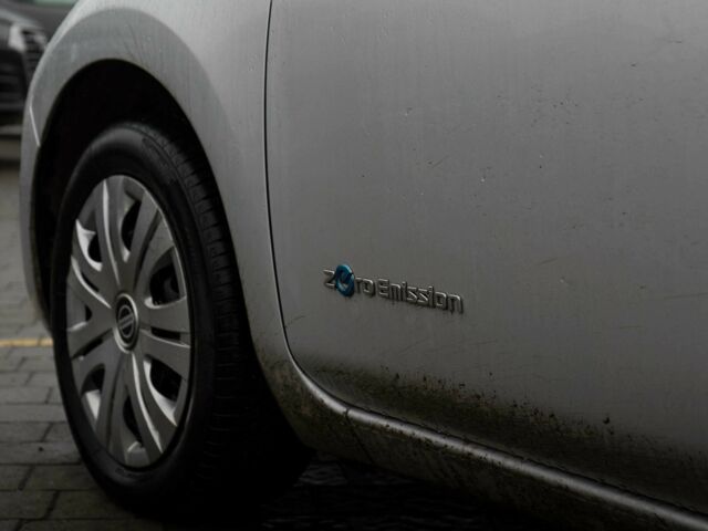 Серый Ниссан Лиф, объемом двигателя 0 л и пробегом 174 тыс. км за 5800 $, фото 4 на Automoto.ua