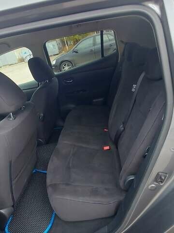 Серый Ниссан Лиф, объемом двигателя 0 л и пробегом 127 тыс. км за 8000 $, фото 18 на Automoto.ua