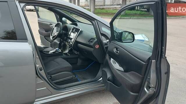 Серый Ниссан Лиф, объемом двигателя 0 л и пробегом 127 тыс. км за 8000 $, фото 11 на Automoto.ua