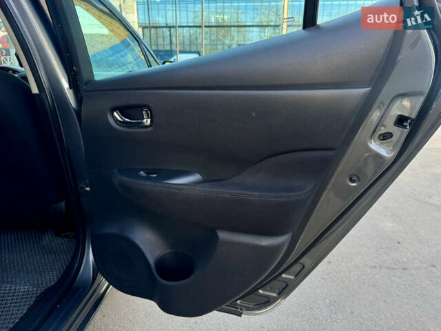 Серый Ниссан Лиф, объемом двигателя 0 л и пробегом 76 тыс. км за 8200 $, фото 25 на Automoto.ua