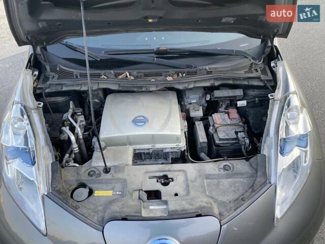Серый Ниссан Лиф, объемом двигателя 0 л и пробегом 151 тыс. км за 5900 $, фото 10 на Automoto.ua