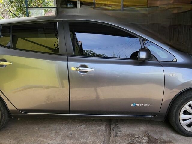 Серый Ниссан Лиф, объемом двигателя 0 л и пробегом 140 тыс. км за 6010 $, фото 1 на Automoto.ua