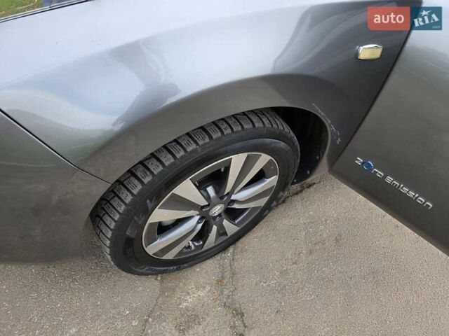 Серый Ниссан Лиф, объемом двигателя 0 л и пробегом 115 тыс. км за 8000 $, фото 19 на Automoto.ua