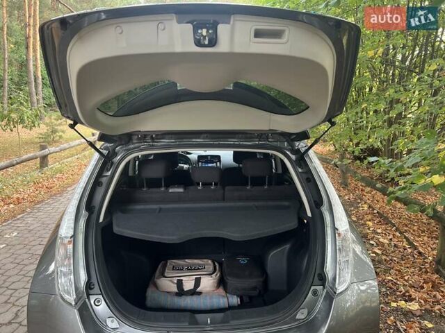 Серый Ниссан Лиф, объемом двигателя 0 л и пробегом 130 тыс. км за 9000 $, фото 16 на Automoto.ua