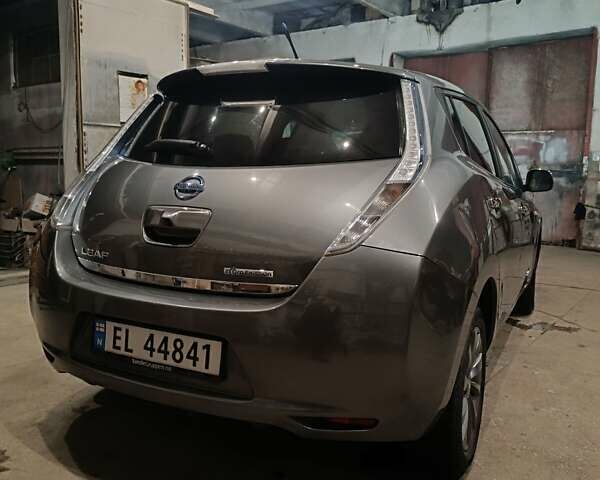 Серый Ниссан Лиф, объемом двигателя 0 л и пробегом 100 тыс. км за 6450 $, фото 7 на Automoto.ua