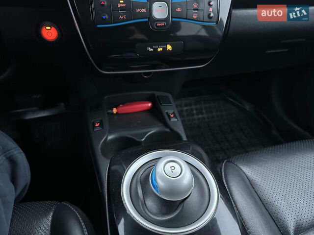 Серый Ниссан Лиф, объемом двигателя 0 л и пробегом 130 тыс. км за 5400 $, фото 20 на Automoto.ua