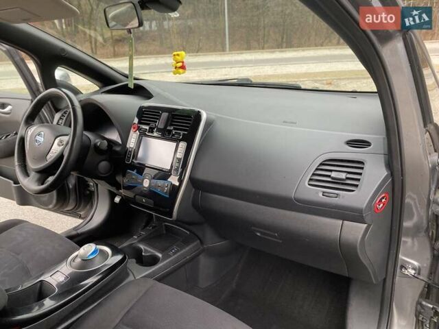 Серый Ниссан Лиф, объемом двигателя 0 л и пробегом 151 тыс. км за 5900 $, фото 20 на Automoto.ua