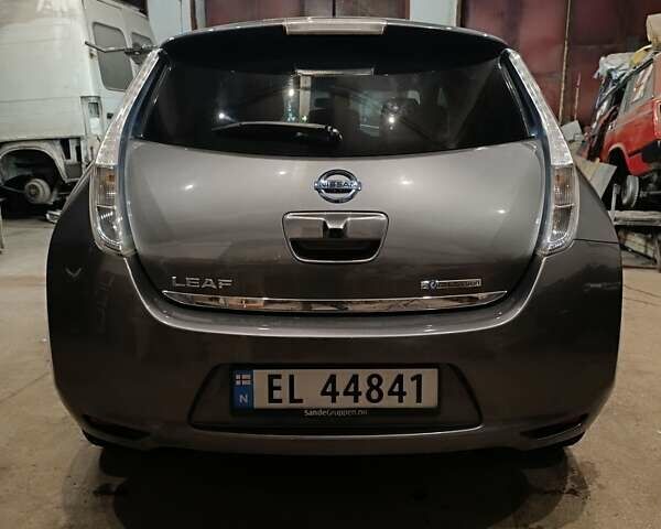 Серый Ниссан Лиф, объемом двигателя 0 л и пробегом 100 тыс. км за 6450 $, фото 6 на Automoto.ua