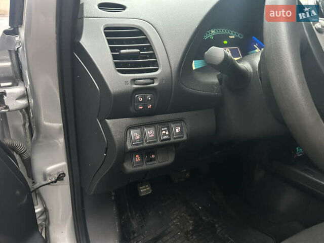Сірий Ніссан Ліф, об'ємом двигуна 0 л та пробігом 111 тис. км за 8100 $, фото 4 на Automoto.ua