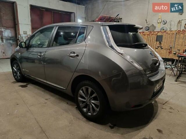 Серый Ниссан Лиф, объемом двигателя 0 л и пробегом 100 тыс. км за 6450 $, фото 2 на Automoto.ua