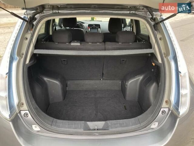 Серый Ниссан Лиф, объемом двигателя 0 л и пробегом 151 тыс. км за 5900 $, фото 11 на Automoto.ua