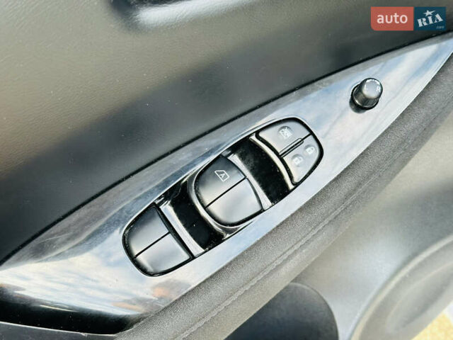 Серый Ниссан Лиф, объемом двигателя 0 л и пробегом 67 тыс. км за 8500 $, фото 25 на Automoto.ua