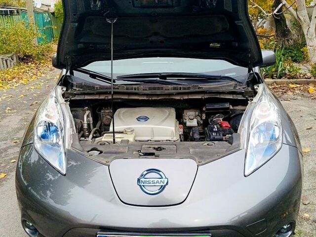 Серый Ниссан Лиф, объемом двигателя 80 л и пробегом 104 тыс. км за 7700 $, фото 3 на Automoto.ua